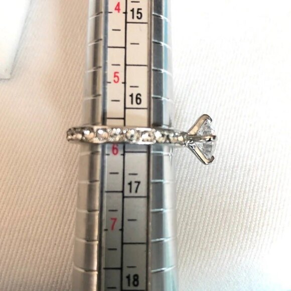 Round Cut Inlaid Rhinestone Fashion Ring sz 5.75 Silver - Picture 7 of 9